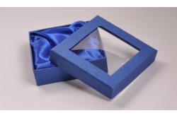 BOX Éremhez kék papír, 10x10x3cm
68033 BOX Éremhez kék papír, 10x10x3cm
68033
68033 Doboz éremhez, kék papír 10x10x3cm
